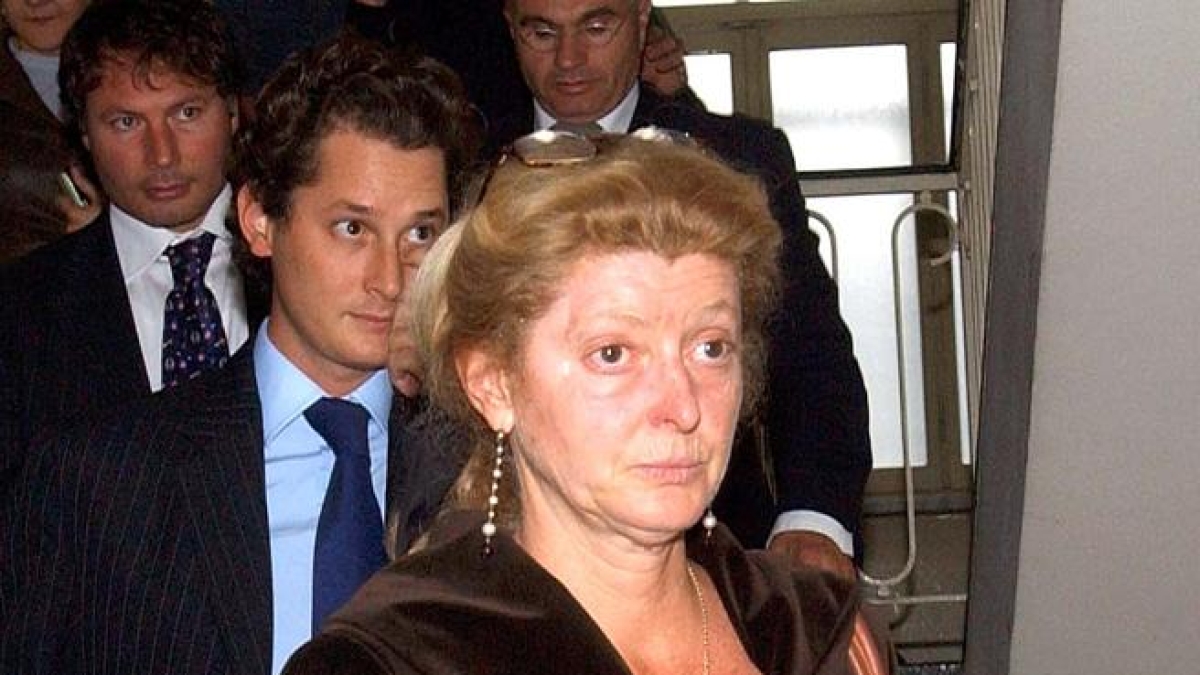 Eredità Agnelli, John Elkann e la madre Margherita in tribunale a Thun. Lei: «È solo una storia penosa e triste»