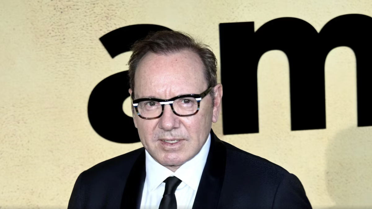 Kevin Spacey: «Dopo le spese legali astronomiche degli ultimi anni, non ho più una casa, vivo in hotel o negli Airbnb e vado dove c'è lavoro»