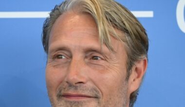 Mads Mikkelsen compie 60 anni: gli inizi come ballerino, calciatore mancato, chi è la moglie con cui sta da quasi 40 anni, 7 segreti