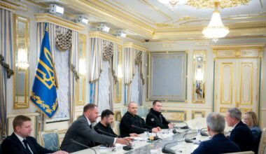 Kiev boccia il «piano di pace», Zelensky: «Parlerò con Trump»