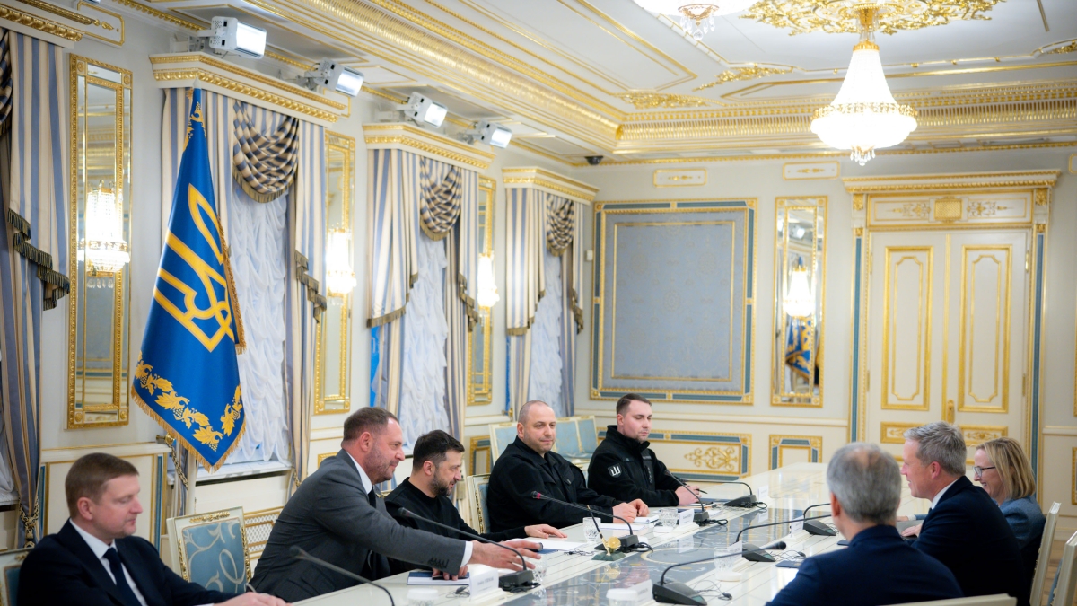 Kiev boccia il «piano di pace», Zelensky: «Parlerò con Trump»