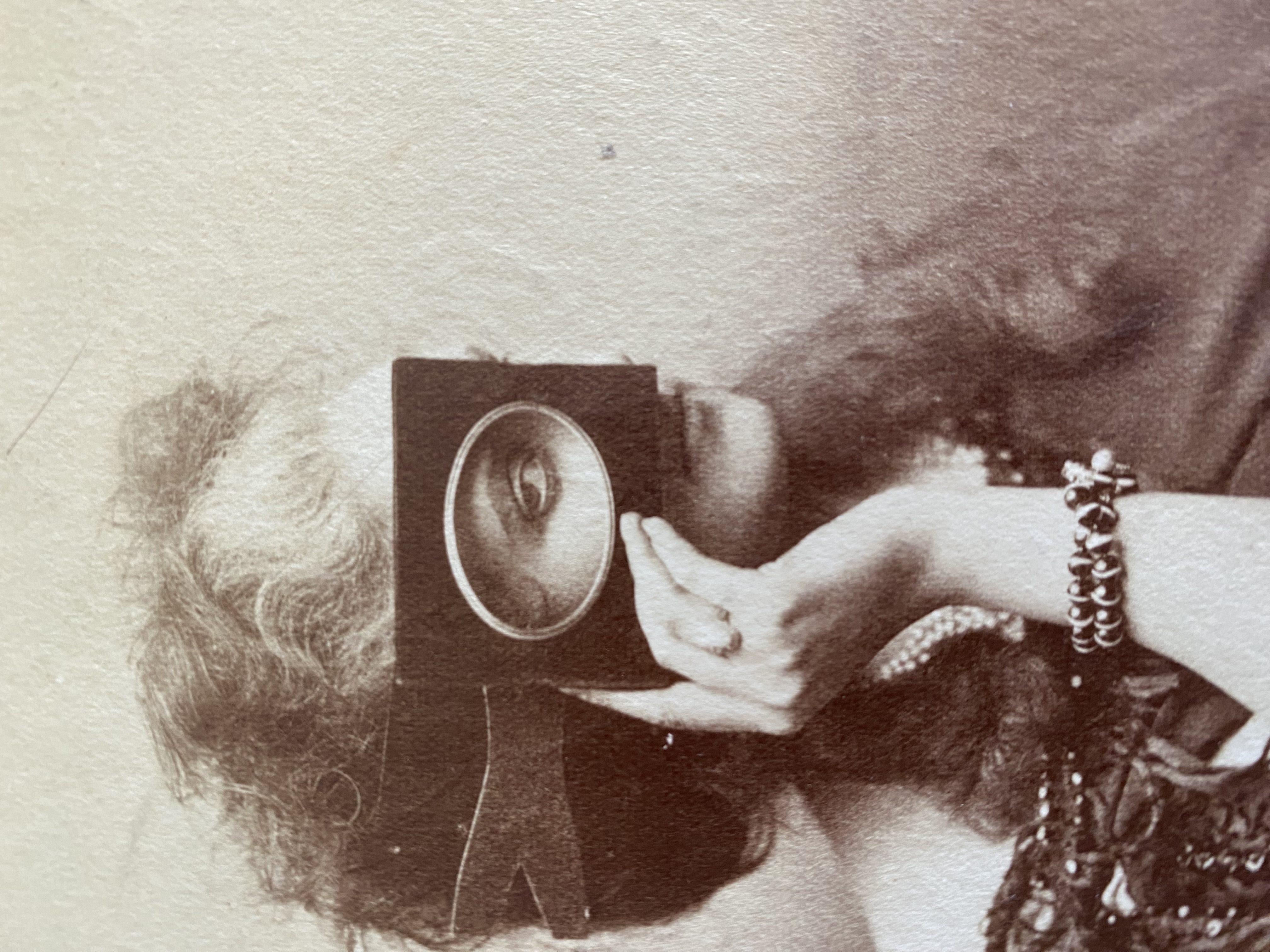 Degas e il dito indice della misteriosa contessa di Castiglione. Scoperto un suo dipinto inedito