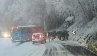 Neve a Bergamo, la situazione in città. Forte nevicata nelle valli: a Serina il pullman degli studenti esce di strada, tutti a piedi e provinciale bloccata