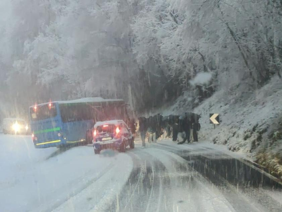 Neve a Bergamo, la situazione in città. Forte nevicata nelle valli: a Serina il pullman degli studenti esce di strada, tutti a piedi e provinciale bloccata