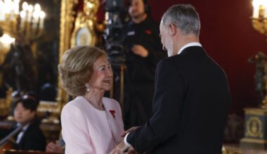 Re Felipe di Spagna ricorda 50 anni di monarchia e premia la regina Sofia: «Una vita di servizio esemplare per il Paese»