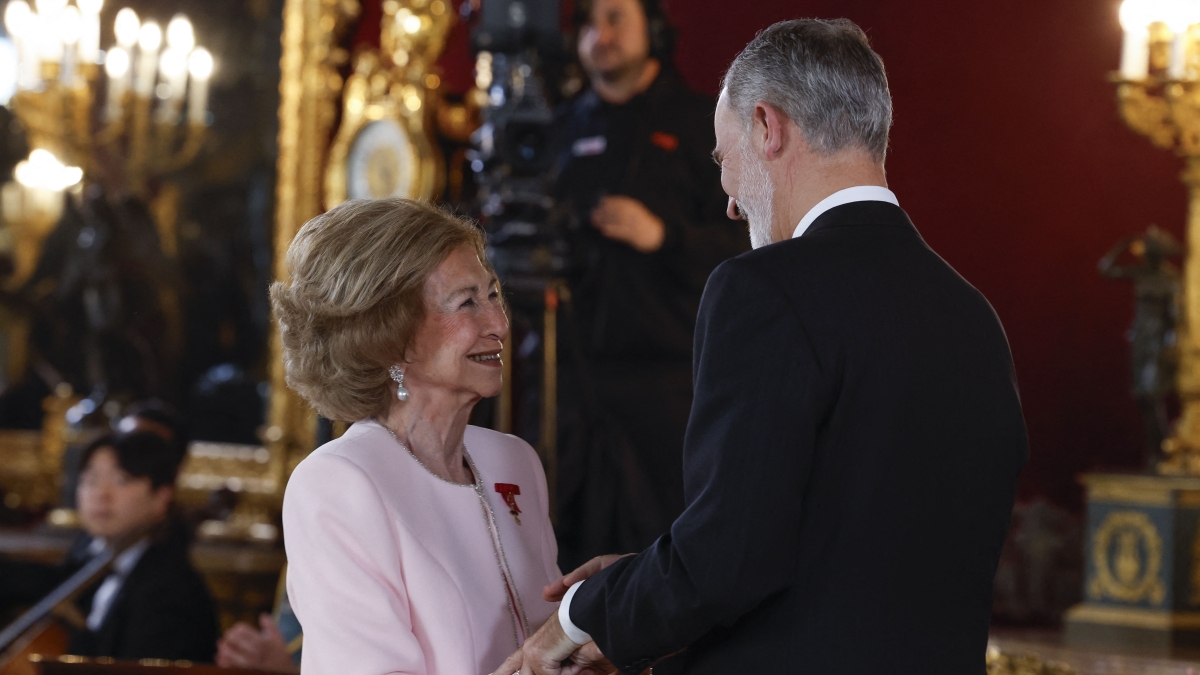 Re Felipe di Spagna ricorda 50 anni di monarchia e premia la regina Sofia: «Una vita di servizio esemplare per il Paese»