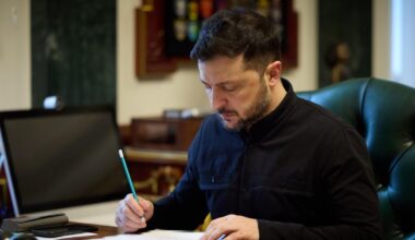 Zelensky, il dramma e il dilemma: «La scelta sarà tra perdere la dignità, o un alleato chiave. È uno dei momenti più duri della nostra storia»