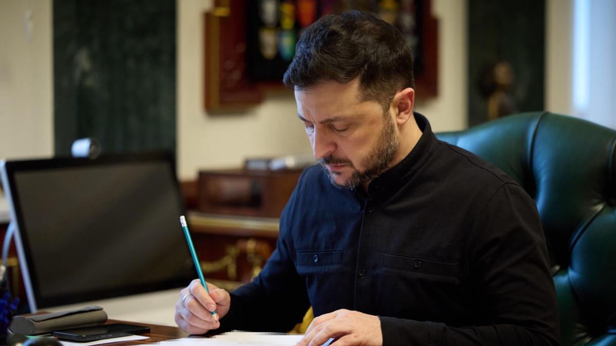 Zelensky, il dramma e il dilemma: «La scelta sarà tra perdere la dignità, o un alleato chiave. È uno dei momenti più duri della nostra storia»