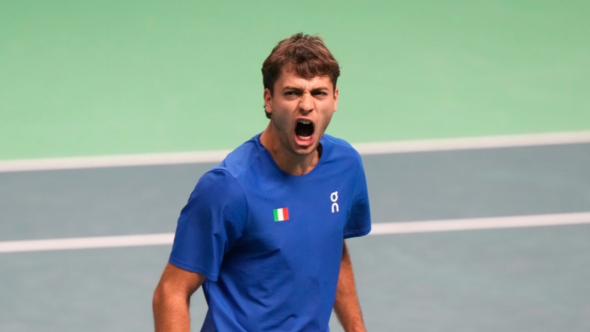 La maglietta stracciata, i cori del palazzetto, le lacrime di Bove: ecco come il tie-break di Cobolli ha fatto rinascere la Davis