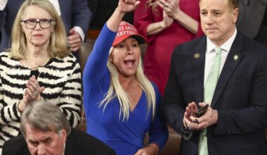 Marjorie Taylor Greene lascia il Congresso. Chi è la deputata Maga che da grande sostenitrice di Trump si è trasformata in spina nel fianco