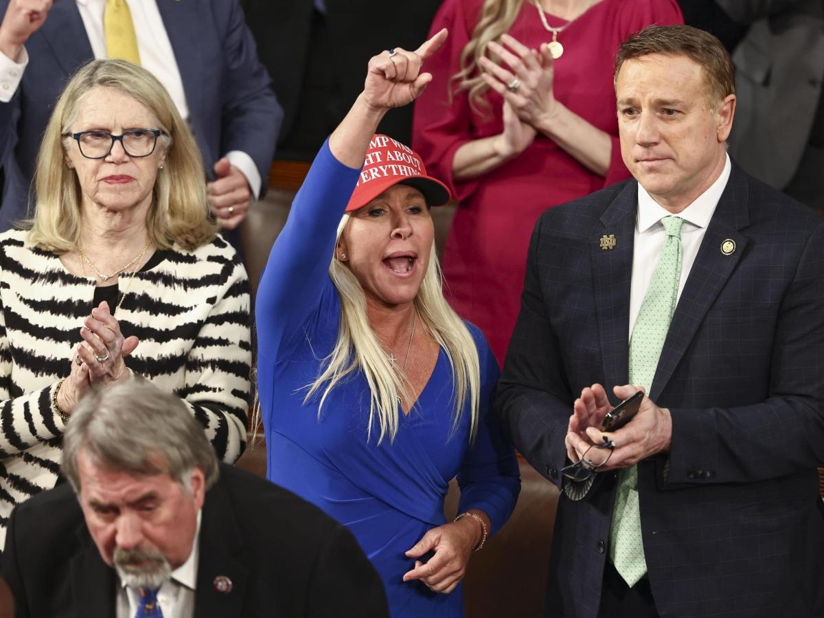 Marjorie Taylor Greene lascia il Congresso. Chi è la deputata Maga che da grande sostenitrice di Trump si è trasformata in spina nel fianco