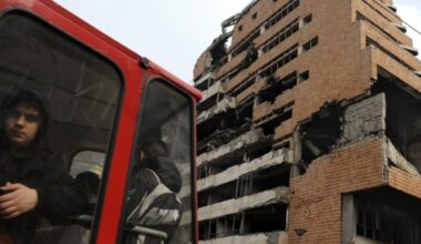 Proteste a Belgrado contro la Trump Tower, gli studenti: «Faremo opposizione alle ruspe con i nostri corpi»