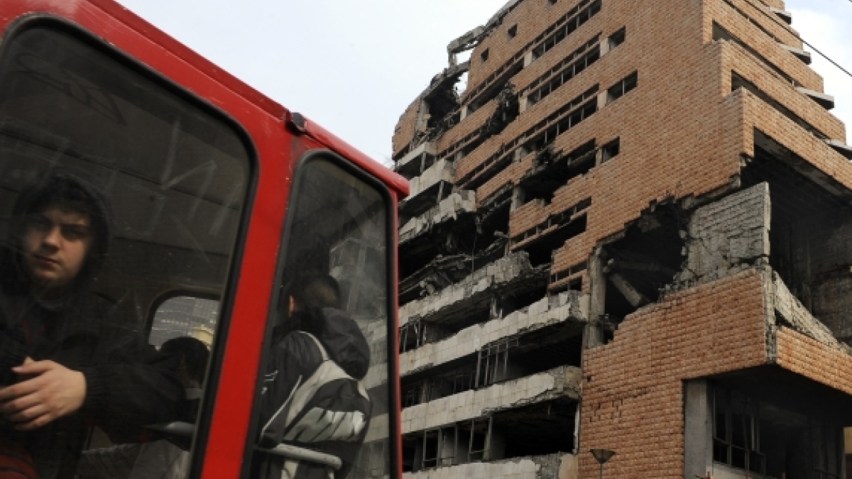 Proteste a Belgrado contro la Trump Tower, gli studenti: «Faremo opposizione alle ruspe con i nostri corpi»
