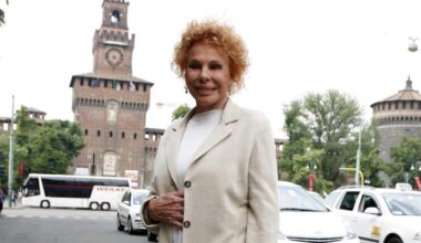 La camera ardente di Ornella Vanoni al Piccolo Teatro di Milano: la diretta | Sala: «Era la milanesità». Antonio Marras: «Libera e intelligente»