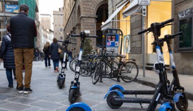 Poca sicurezza e sosta selvaggia, Firenze fa l'apripista e dice stop ai monopattini a noleggio