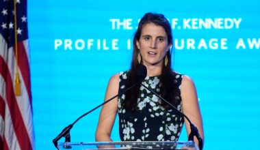 Kennedy, la figlia di Caroline racconta la sua battaglia contro la morte e attacca lo zio no vax