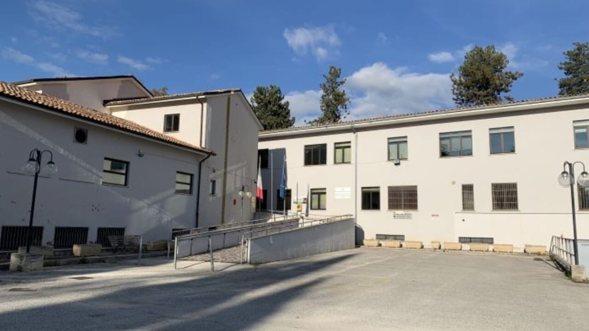 Famiglia nel bosco di Chieti, minacce e insulti contro la magistrata Cecilia Angrisano: «Tribunale di vermi»