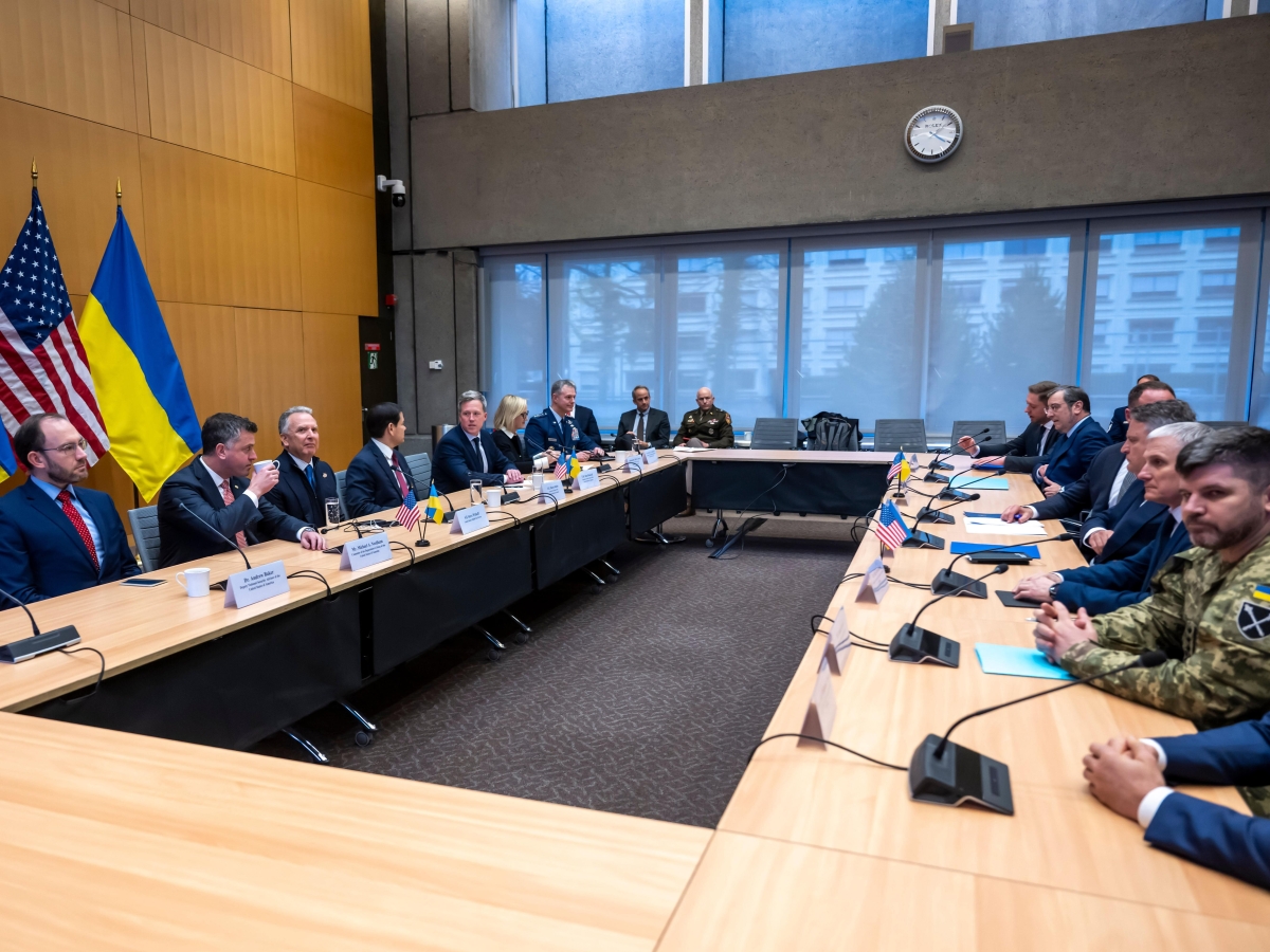 La prima bozza (poi superata) del piano Ue per l'Ucraina: «Cessate il fuoco, trattativa che parte dalla linea di contatto, nessuna riduzione della difesa di Kiev»