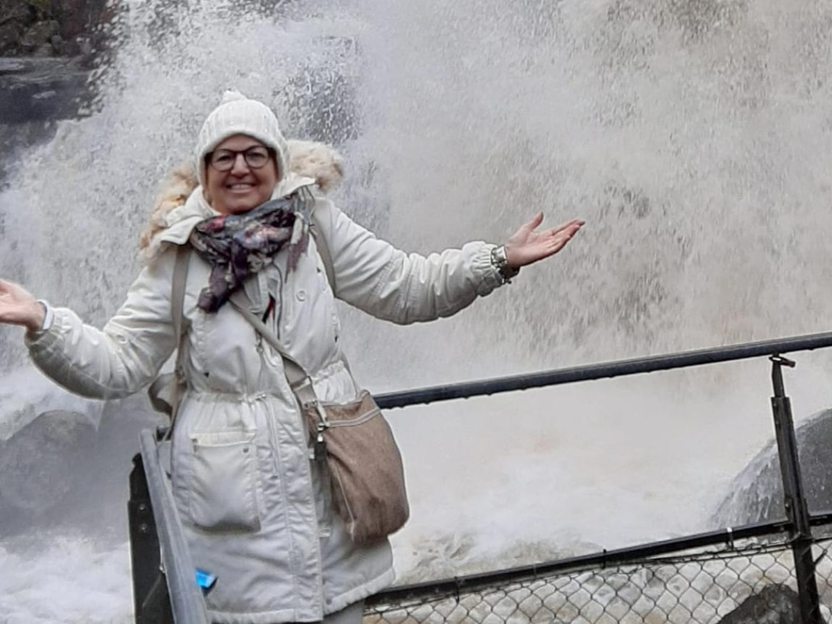Il tragico destino di Marina Chiarina, l'insegnante morta sulla A10: guida turistica per hobby, sedeva vicino all'autista del bus che ha tamponato un camion