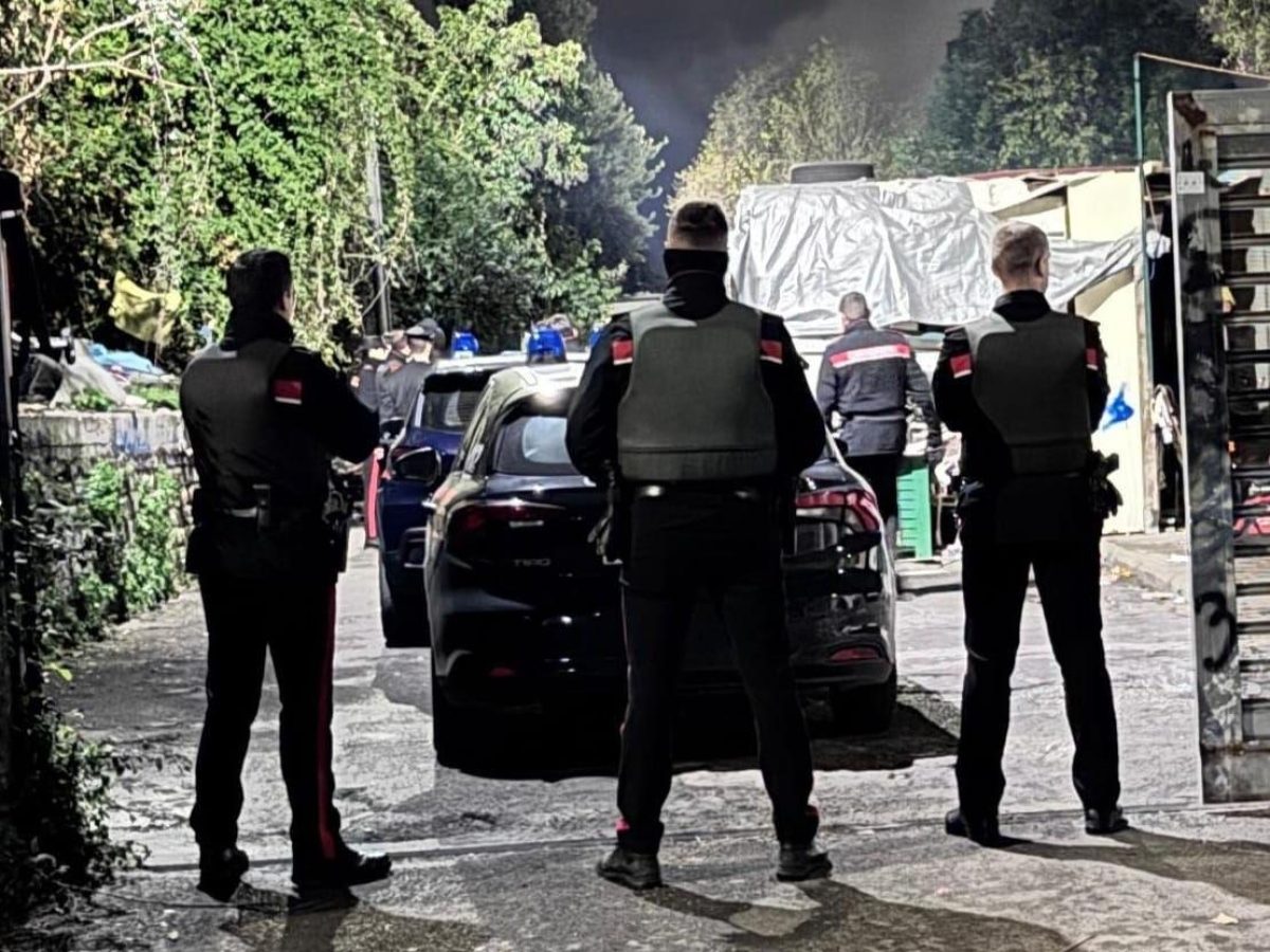 Roma, maxi blitz nel campo rom di via dei Gordiani: 18 arresti per furti e rapine agli anziani. Un boss li guidava dal carcere