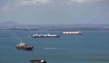 Sessanta petroliere russe al mese: garantiscono miliardi a Putin e minacciano le coste italiane. Ma non vogliamo fermarle: ecco perché