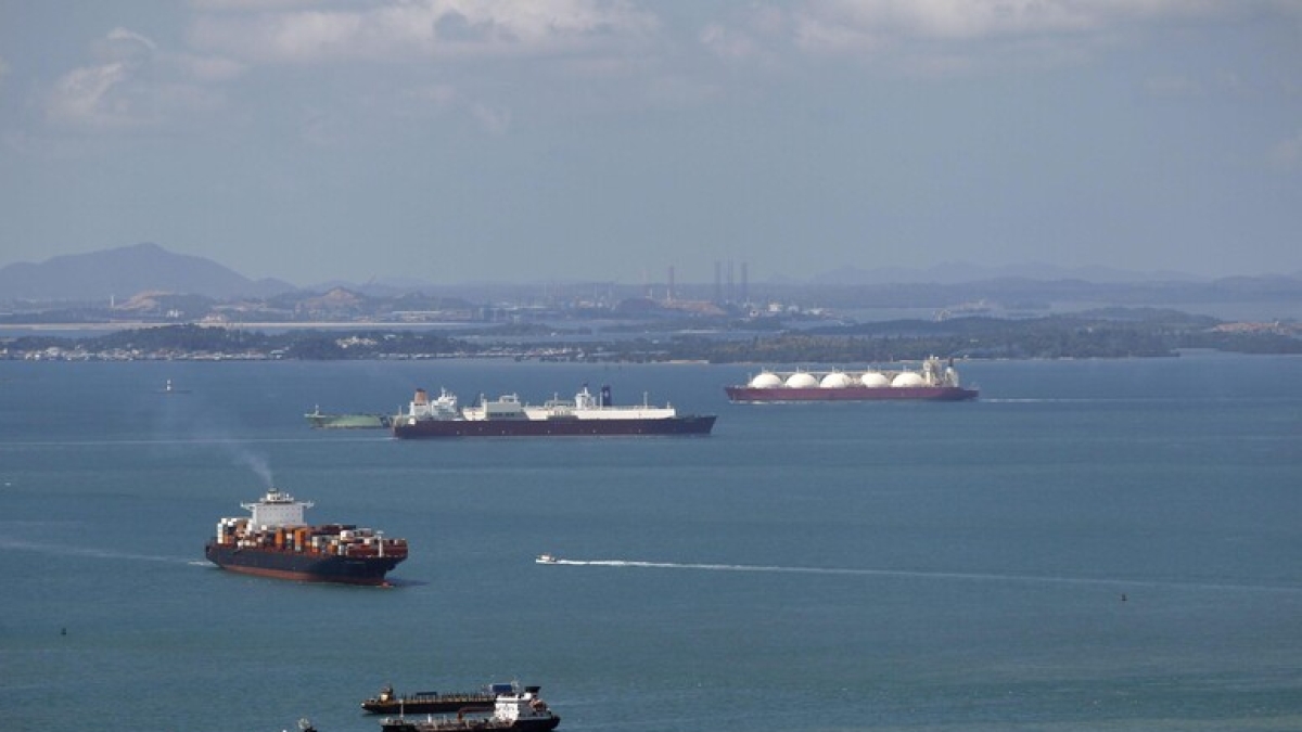 Sessanta petroliere russe al mese: garantiscono miliardi a Putin e minacciano le coste italiane. Ma non vogliamo fermarle: ecco perché