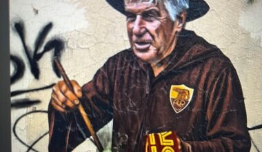 Garbatella, Gasperini-mago mescola una pozione magica (come la sua Roma): il murale dello street artist Drugi