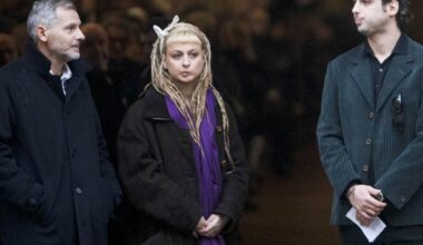 I nipoti di Ornella Vanoni al funerale, Camilla canta «Senza fine», Matteo ricorda: «Minacciava di diseredarmi quando fallivo un esame»