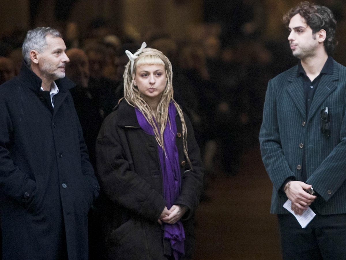I nipoti di Ornella Vanoni al funerale, Camilla canta «Senza fine», Matteo ricorda: «Minacciava di diseredarmi quando fallivo un esame»