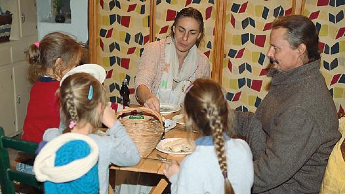 Famiglia nel bosco, il padre Nathan non torna a casa: «Sta male dalla rabbia». I vicini: «I bambini sorridevano sempre. Prima qui c’era allegria, ora solo tristezza»