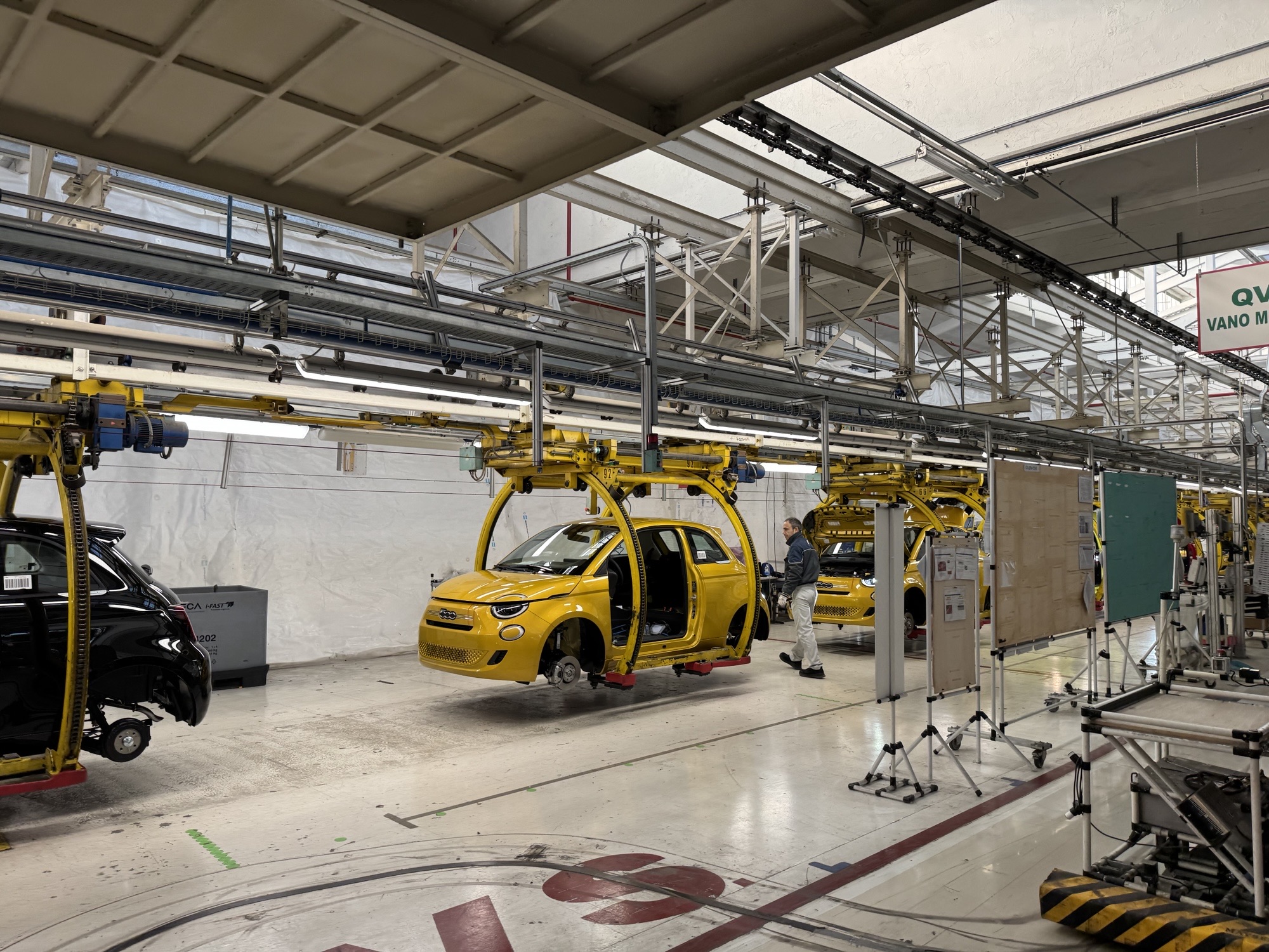 La linea produttiva della 500 ibrida a Mirafiori