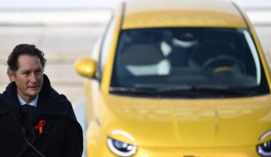 Via alla Fiat 500 ibrida a Mirafiori. Elkann e Filosa: «I clienti non vogliono le elettriche, cambiare le regole Ue»