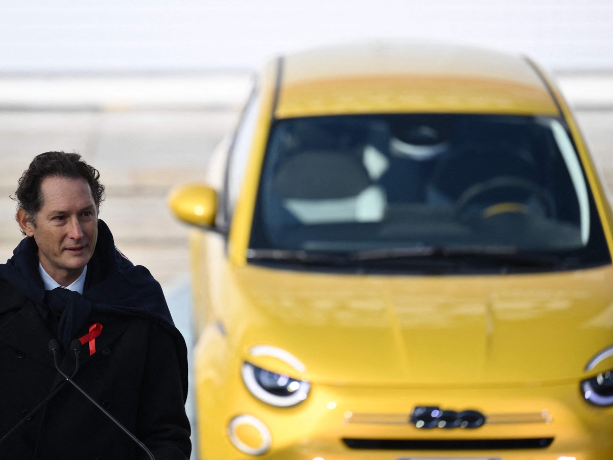 Via alla Fiat 500 ibrida a Mirafiori. Elkann e Filosa: «I clienti non vogliono le elettriche, cambiare le regole Ue»