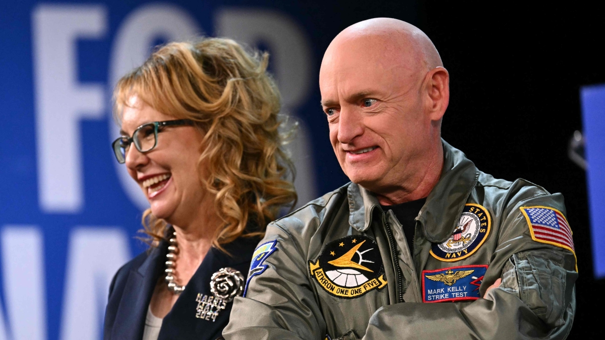 Inchiesta del Pentagono sul senatore Kelly e minaccia di Corte Marziale: invita i militari a rifiutare gli ordini («illegali»)