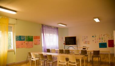 Famiglia nel bosco, la scuola bresciana finita nel caos mediatico: «Abbiamo solo esaminato la bimba, era idonea al passaggio alla terza elementare»