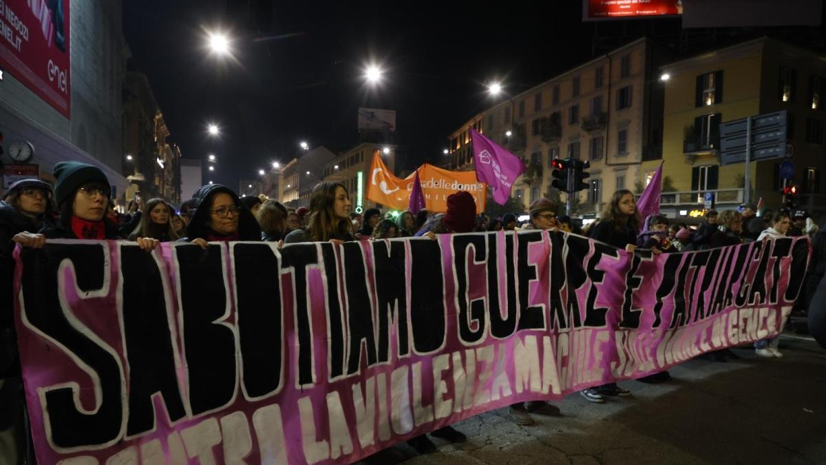 Corteo a Milano di «Non una di meno»: siamo in diecimila. Caos traffico in centro, ecco le strade da evitare