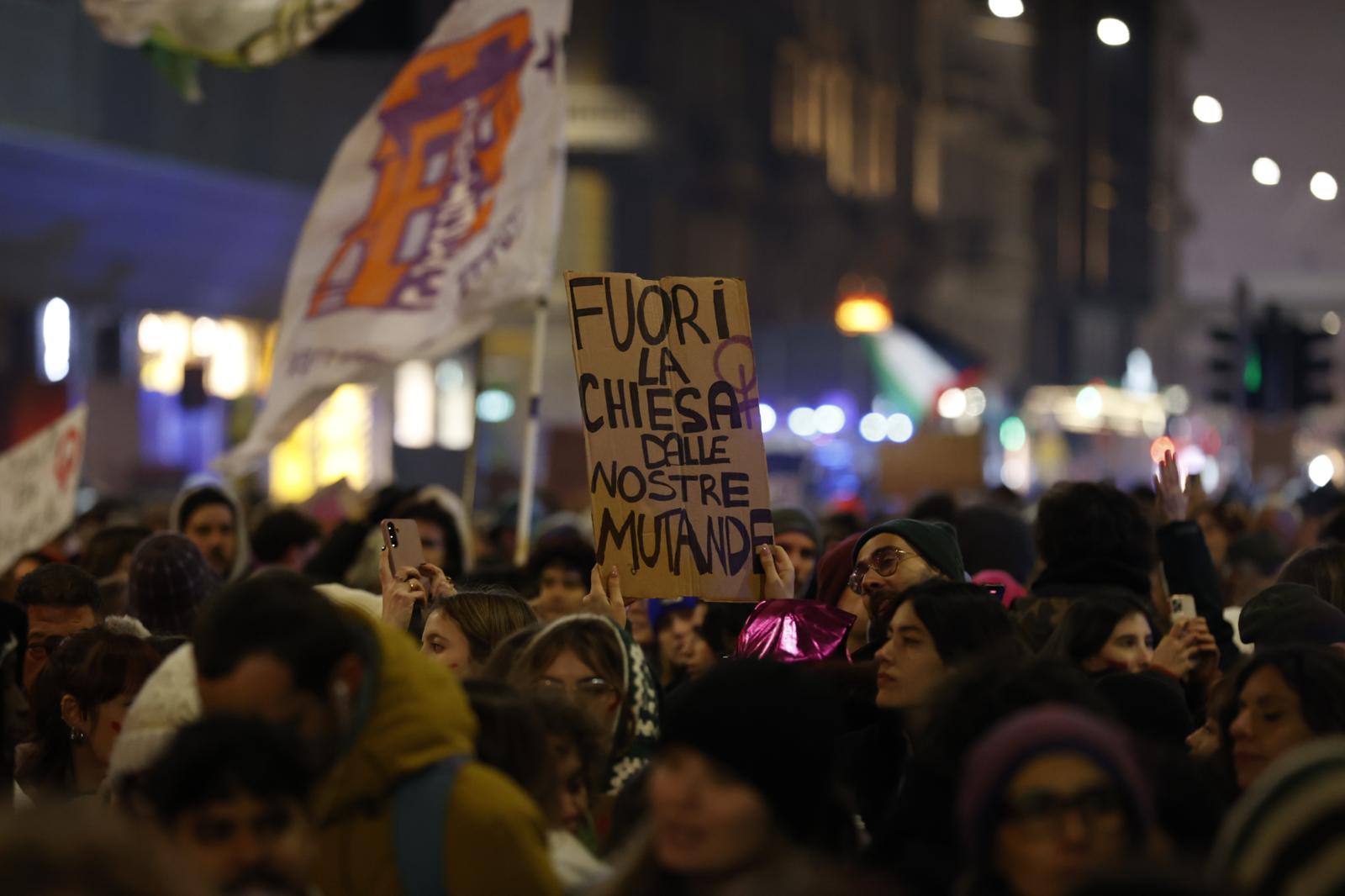 Corteo a Milano di «Non una di meno» nella Giornata contro la violenza sulle donne: «Siamo in diecimila»