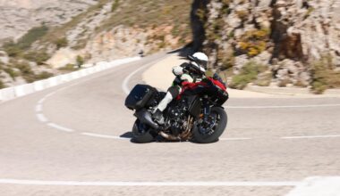 Honda CB1000GT 2025: prova completa, caratteristiche tecniche e come va