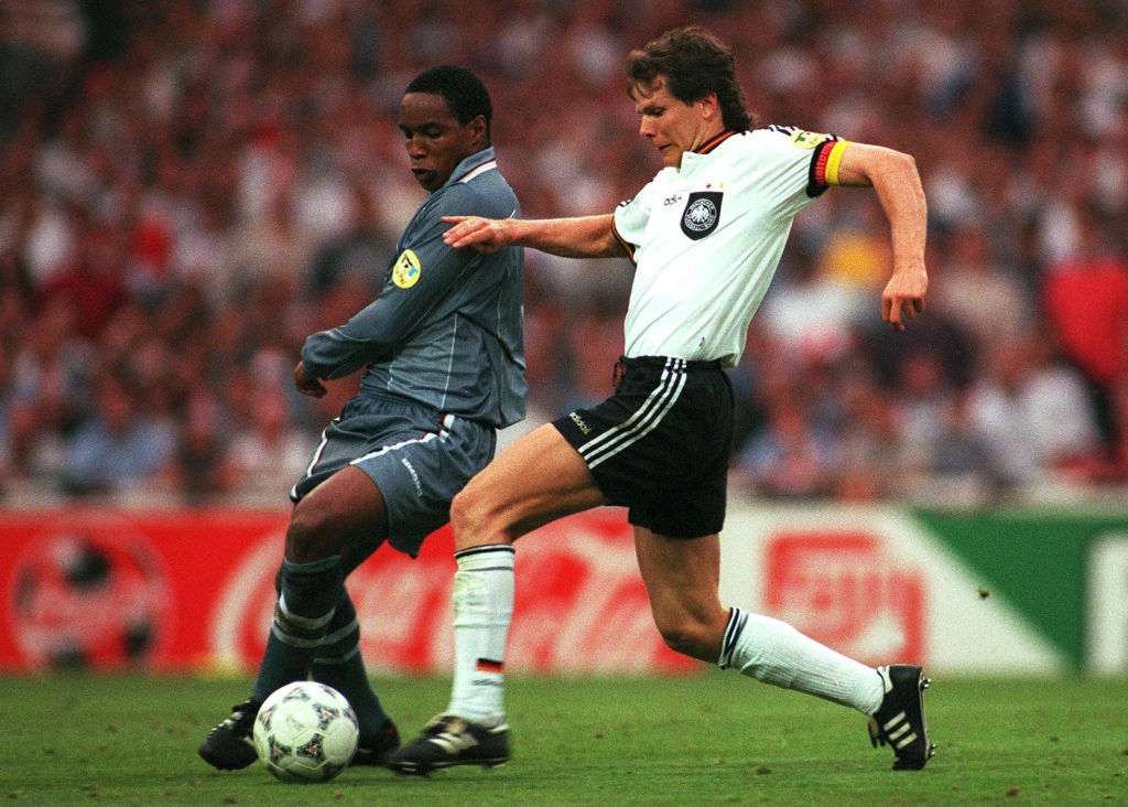 LONDON, UNITED KINGDOM - JUNE 26: FUSSBALL: EURO 1996 Halbfinale ENGLAND - DEUTSCHLAND 6:7 n.E. London, 26.06.96, Paul INCE/ENG, Andreas MOELLER/GER (Photo by Mark Sandten/Bongarts/Getty Images)