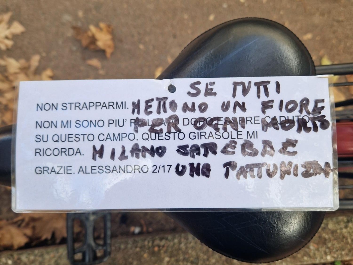 Milano, l'inciviltà di chi strappa via un fiore dedicato a un figlio morto a 15 anni sul campetto di basket