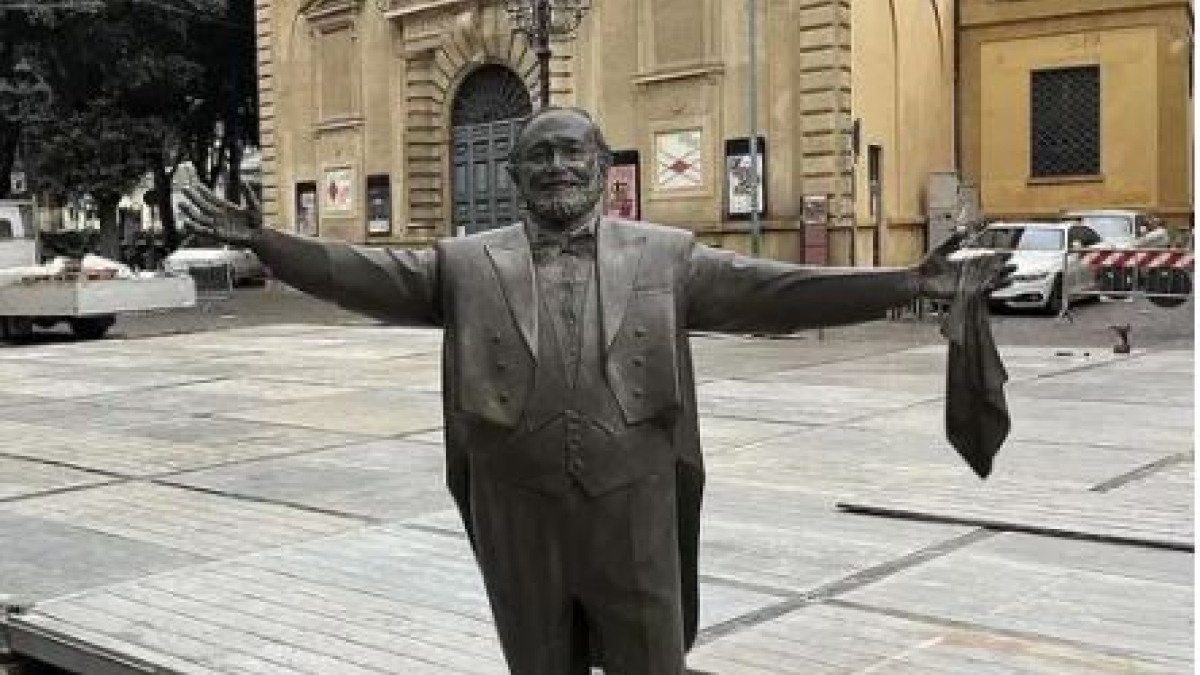 Pavarotti, la statua sulla pista di ghiaccio e la rabbia di Nicoletta Mantovani contro il Comune di Pesaro: «Luciano ridicolizzato»