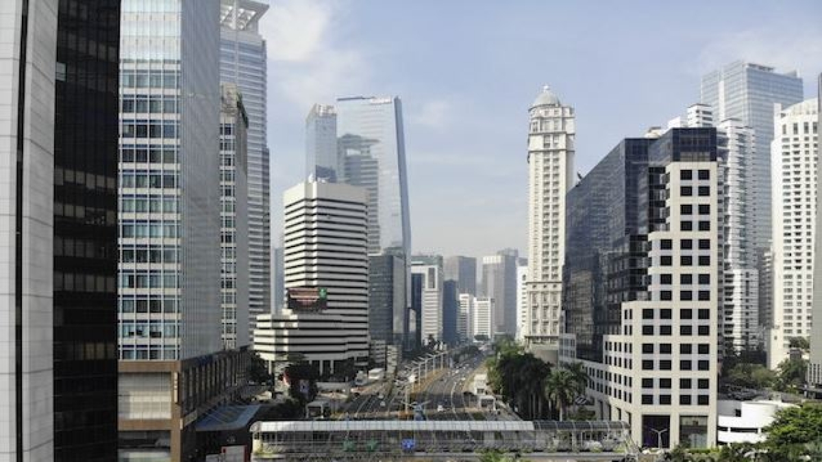 Giacarta supera Tokyo: è la città più popolosa del mondo con 42 milioni di abitanti. Ma la megalopoli sta affondando