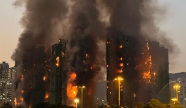 Maxi incendio a Hong Kong, tre grattacieli avvolti dalle fiamme. «Quattro morti e due feriti gravi»