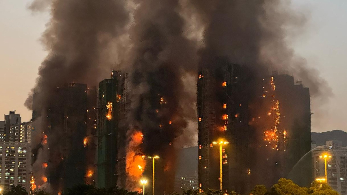 Maxi incendio a Hong Kong, tre grattacieli avvolti dalle fiamme. «Quattro morti e due feriti gravi»