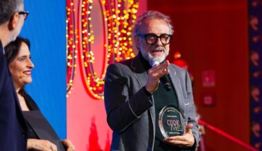 Massimo Bottura premiato chef mentor da Cook: «Ho cucinato per i potenti della Terra. Ora il mio focus sono i refettori»