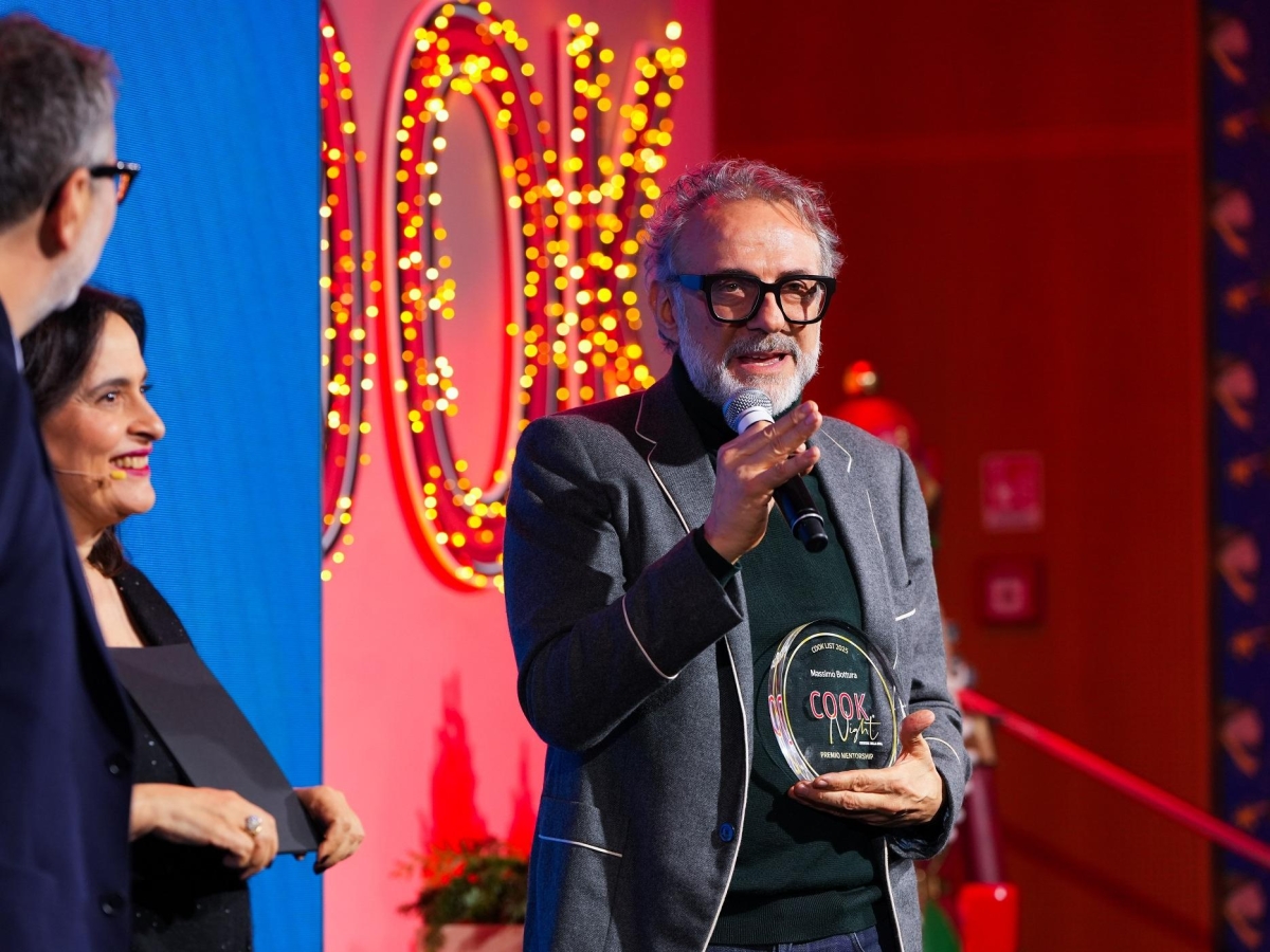 Massimo Bottura premiato chef mentor da Cook: «Ho cucinato per i potenti della Terra. Ora il mio focus sono i refettori»