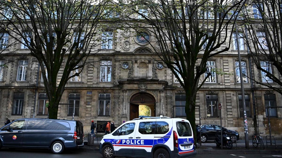 «Ci ha dato un diuretico durante il colloquio, per poi impedirci di andare in bagno, e vederci soffrire»: l'accusa di 250 francesi a un ex funzionario del governo