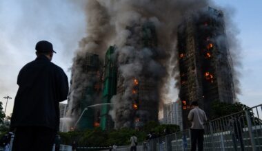 Incendio a Hong Kong, fuga da 7 grattacieli in fiamme. È strage: «Almeno 55 morti, 279 dispersi, tre persone arrestate»