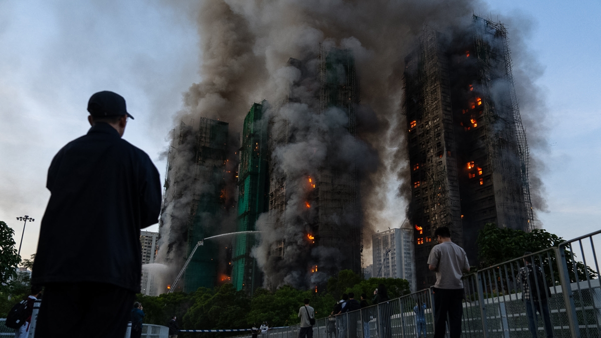 Incendio a Hong Kong, fuga da 7 grattacieli in fiamme. È strage: «Almeno 55 morti, 279 dispersi, tre persone arrestate»