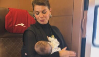 Alessandra Amoroso in treno con la figlia Penelope Maria: la foto pubblicata sui social di Emma Marrone